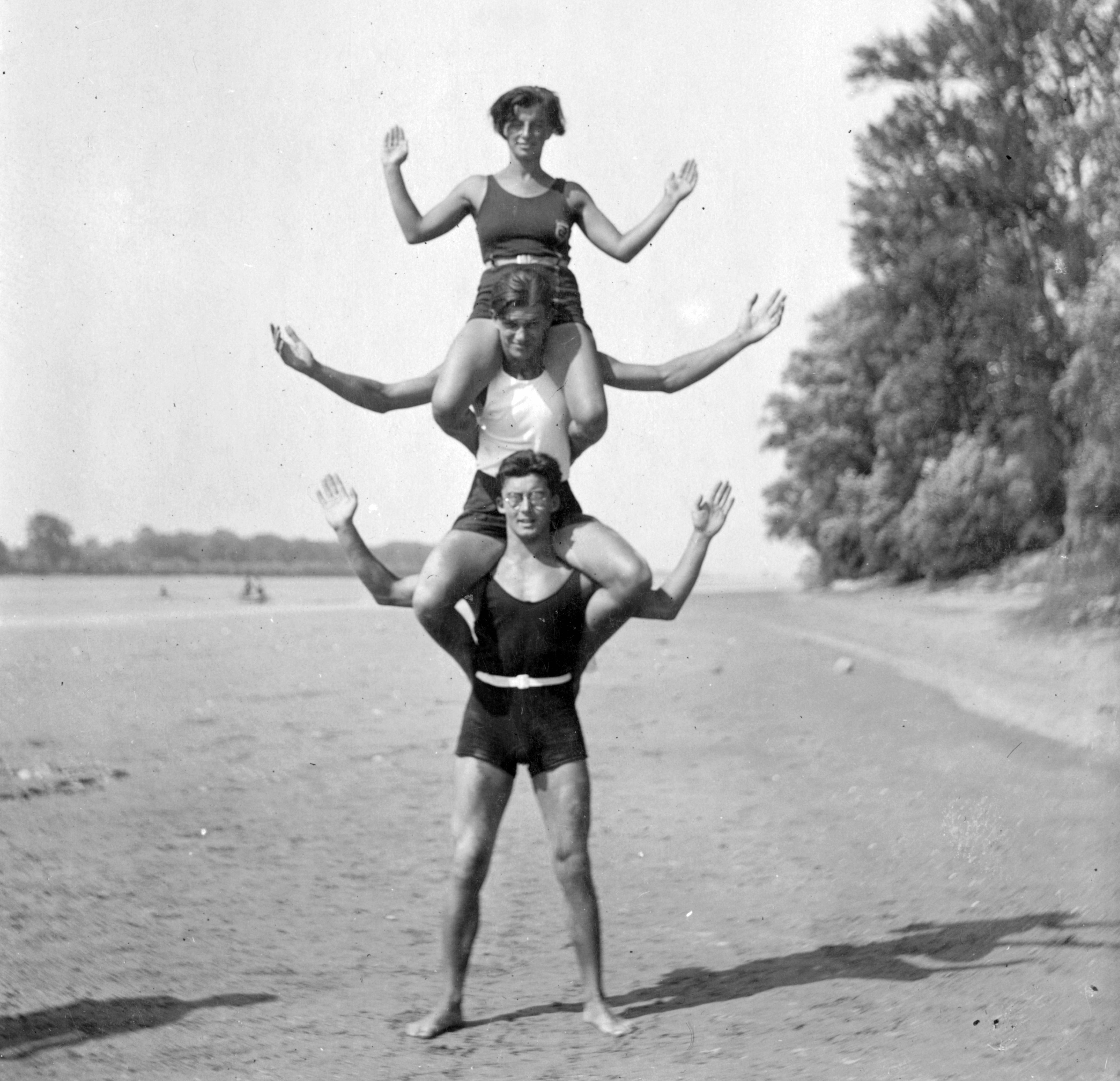 Testgyakorlók csoportképe a Gödi-szigetről, 1930. Forrás: Fortepan / Eredeti: Szávoszt-Vass Dániel